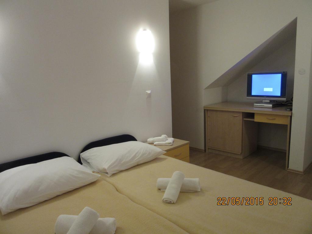Blue Frog Hotel Hrvace Bagian luar foto